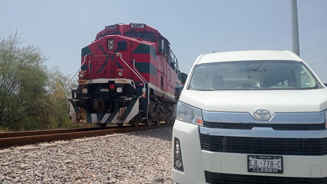 Unidad de transporte de personal de Alcovar junto a una locomotora